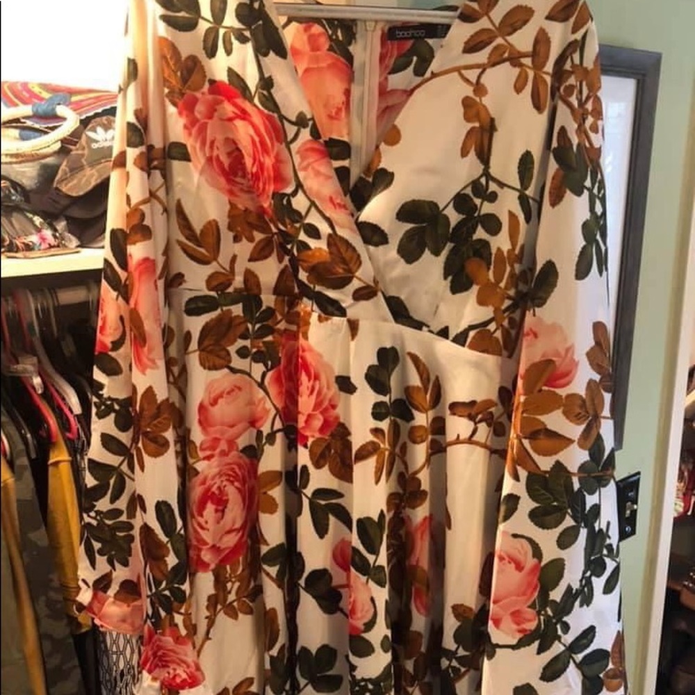 Boohoo dress worn once. Long sleeves that flow. Super comfortable. Zips in back.